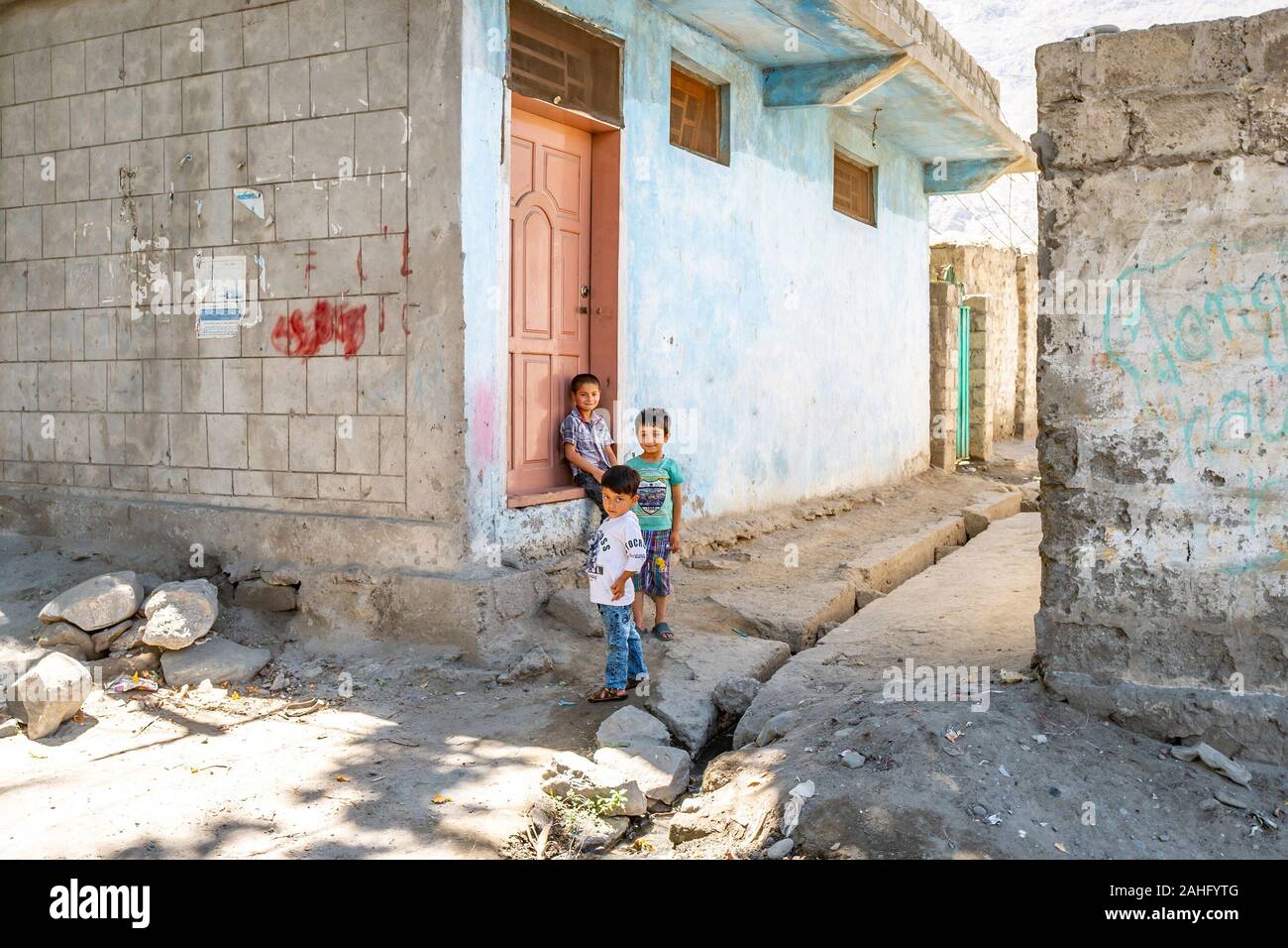 Gilgit Groupe des petits garçons joue au quartier résidentiel sur la route un jour de Ciel bleu ensoleillé Banque D'Images