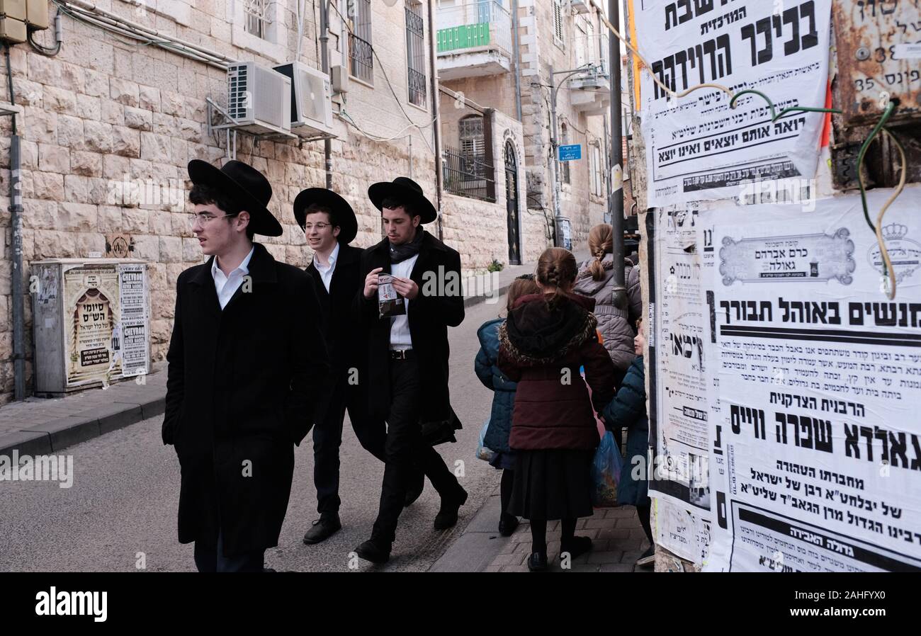 Jérusalem, Israël. Dec 29, 2019. Les juifs ultra-orthodoxes à pied dans le quartier de Mea Shearim à Jérusalem, dimanche, 29 décembre 2019. Les juifs de New York ont connu une hausse rapide des attaques antisémites en décembre, entraînant la peur au sein de la communauté juive. Photo par Debbie Hill/UPI UPI : Crédit/Alamy Live News Banque D'Images