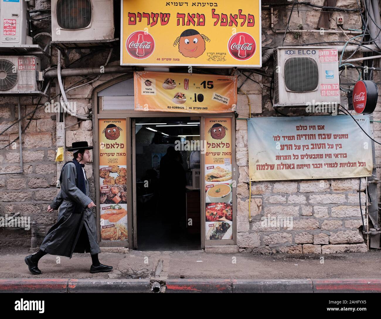 Jérusalem, Israël. Dec 29, 2019. Un Juif ultra-orthodoxes des promenades dans le quartier de Mea Shearim à Jérusalem, dimanche, 29 décembre 2019. Les juifs de New York ont connu une hausse rapide des attaques antisémites en décembre, entraînant la peur au sein de la communauté ultra-orthodoxes. Photo par Debbie Hill/UPI UPI : Crédit/Alamy Live News Banque D'Images