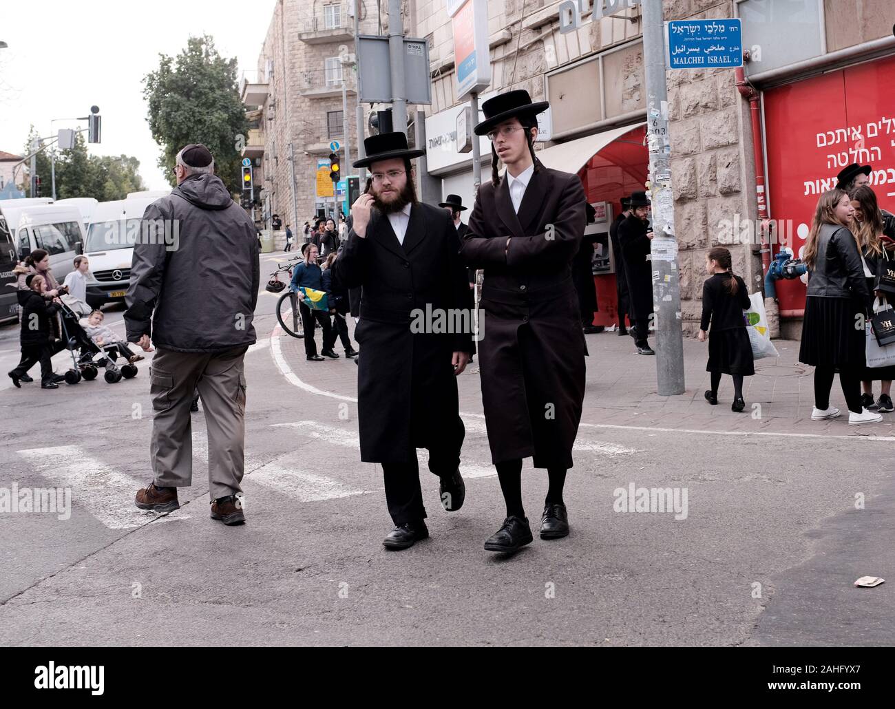 Jérusalem, Israël. Dec 29, 2019. Les juifs ultra-orthodoxes à pied dans le quartier de Mea Shearim à Jérusalem, dimanche, 29 décembre 2019. Les juifs de New York ont connu une hausse rapide des attaques antisémites en décembre, entraînant la peur au sein de la communauté juive. Photo par Debbie Hill/UPI UPI : Crédit/Alamy Live News Banque D'Images