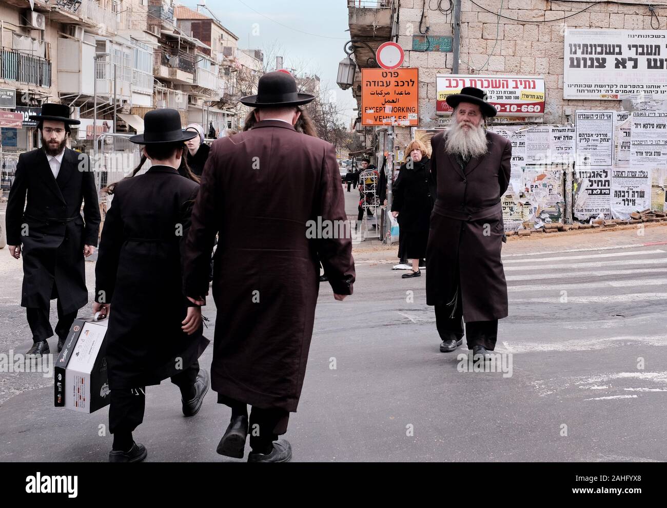 Jérusalem, Israël. Dec 29, 2019. Les juifs ultra-orthodoxes à pied dans le quartier de Mea Shearim à Jérusalem, dimanche, 29 décembre 2019. Les juifs de New York ont connu une hausse rapide des attaques antisémites en décembre, entraînant la peur au sein de la communauté juive. Photo par Debbie Hill/UPI UPI : Crédit/Alamy Live News Banque D'Images