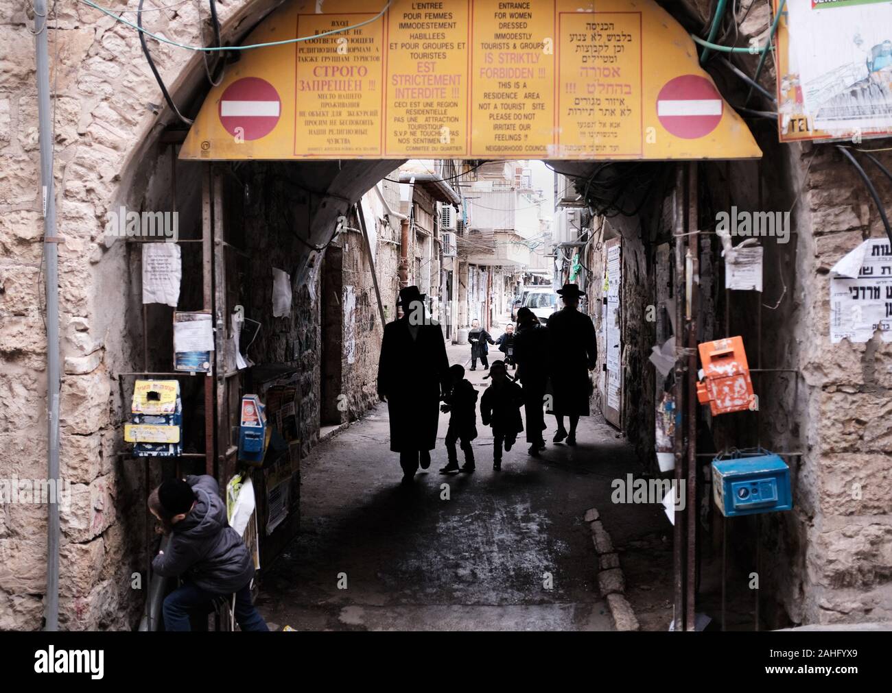 Jérusalem, Israël. Dec 29, 2019. Les juifs ultra-orthodoxes à pied dans le quartier de Mea Shearim à Jérusalem, dimanche, 29 décembre 2019. Les juifs de New York ont connu une hausse rapide des attaques antisémites en décembre, entraînant la peur au sein de la communauté juive. Photo par Debbie Hill/UPI UPI : Crédit/Alamy Live News Banque D'Images