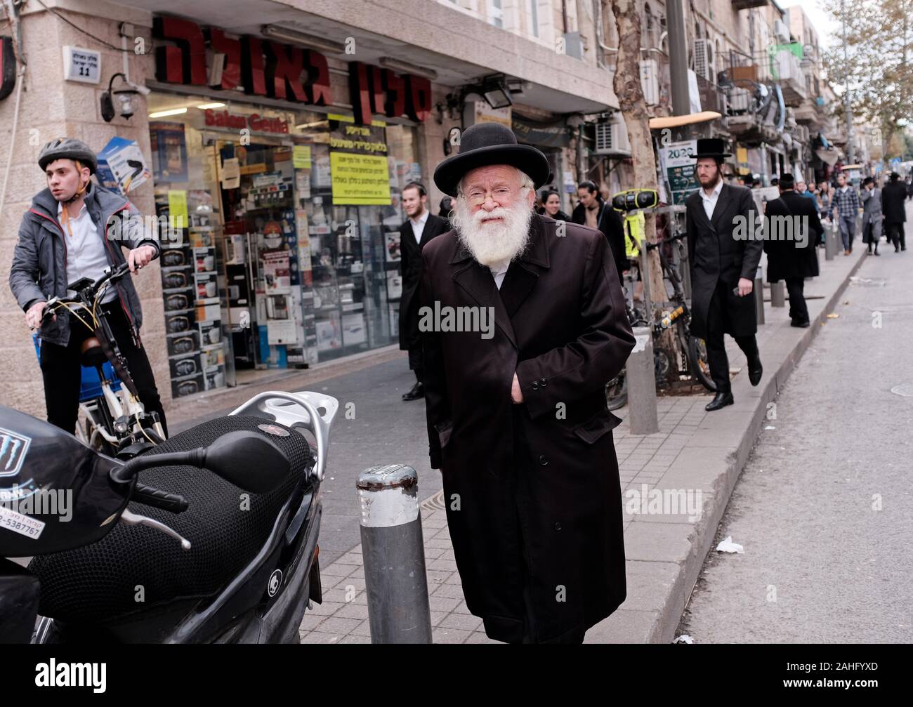 Jérusalem, Israël. Dec 29, 2019. Les juifs ultra-orthodoxes à pied dans le quartier de Mea Shearim à Jérusalem, dimanche, 29 décembre 2019. Les juifs de New York ont connu une hausse rapide des attaques antisémites en décembre, entraînant la peur au sein de la communauté juive. Photo par Debbie Hill/UPI UPI : Crédit/Alamy Live News Banque D'Images