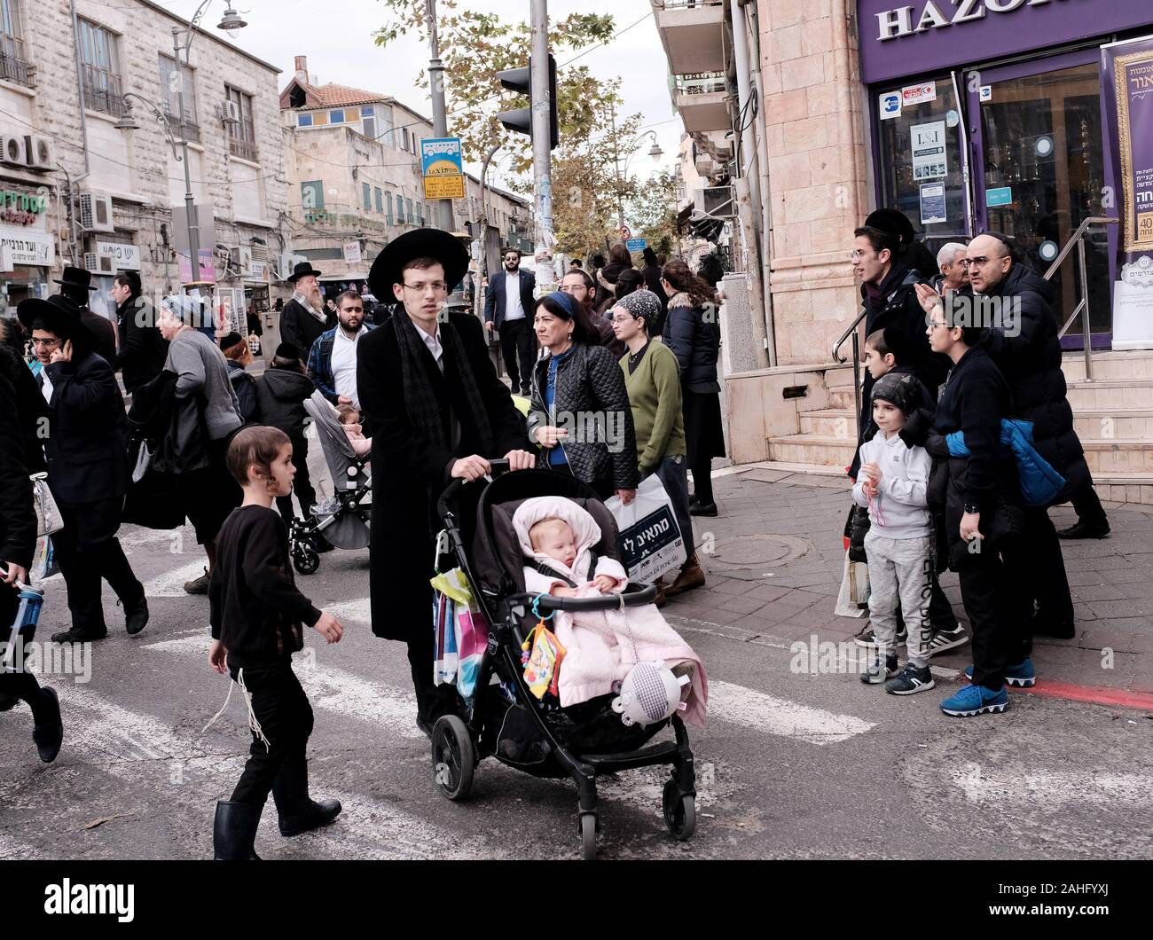 Jérusalem, Israël. Dec 29, 2019. Les juifs ultra-orthodoxes à pied dans le quartier de Mea Shearim à Jérusalem, dimanche, 29 décembre 2019. Les juifs de New York ont connu une hausse rapide des attaques antisémites en décembre, entraînant la peur au sein de la communauté juive. Photo par Debbie Hill/UPI UPI : Crédit/Alamy Live News Banque D'Images