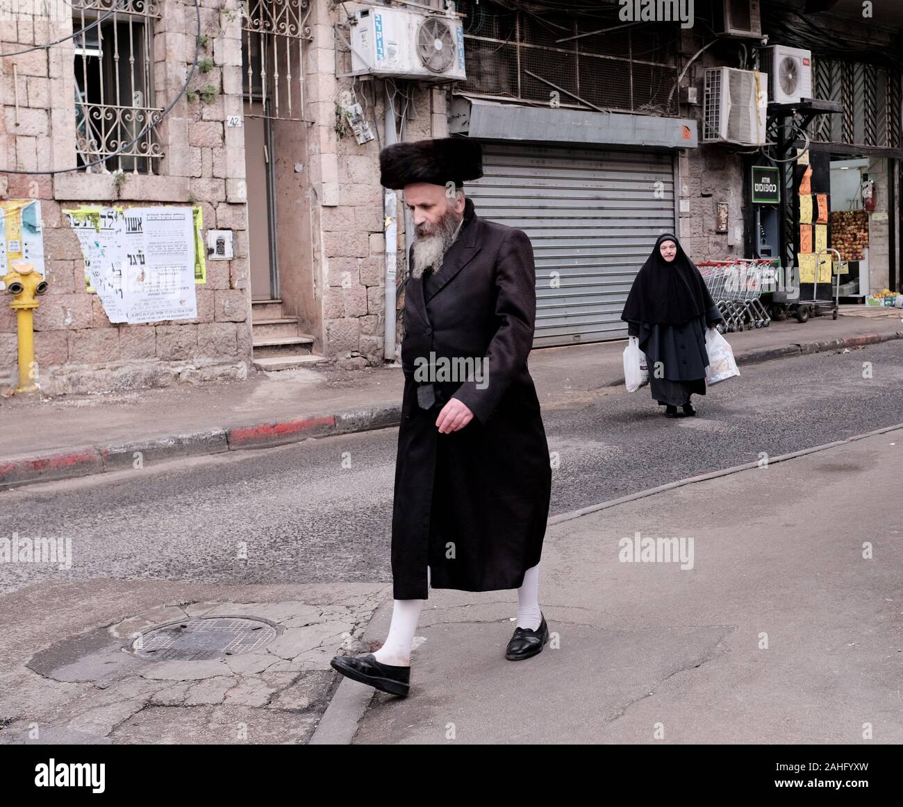 Jérusalem, Israël. Dec 29, 2019. Un Juif ultra-orthodoxes des promenades dans le quartier de Mea Shearim à Jérusalem, dimanche, 29 décembre 2019. Les juifs de New York ont connu une hausse rapide des attaques antisémites en décembre, entraînant la peur au sein de la communauté ultra-orthodoxes. Photo par Debbie Hill/UPI UPI : Crédit/Alamy Live News Banque D'Images