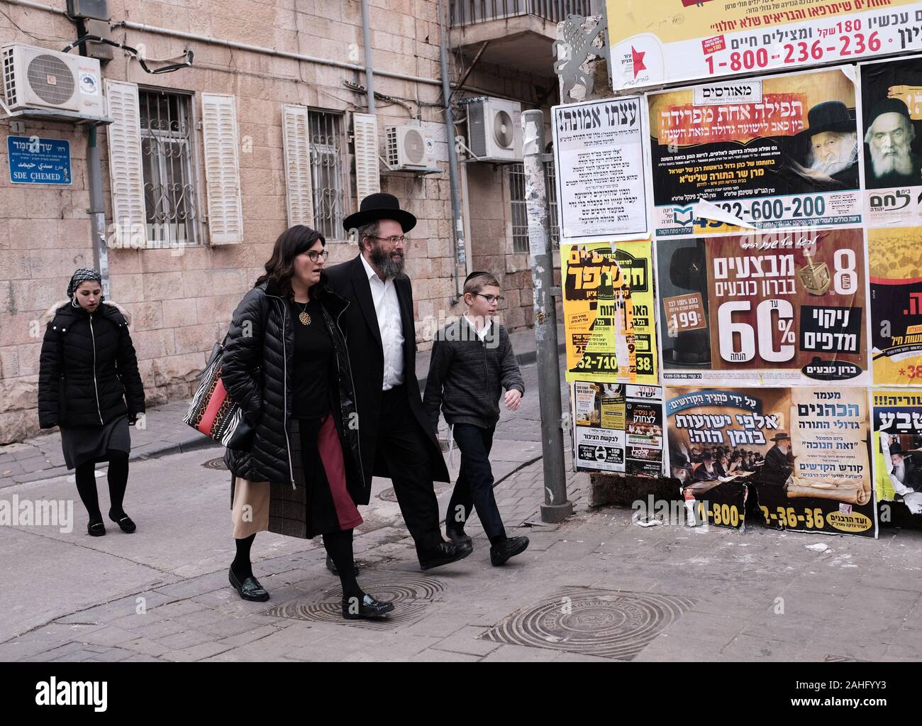 Jérusalem, Israël. Dec 29, 2019. Les juifs ultra-orthodoxes à pied dans le quartier de Mea Shearim à Jérusalem, dimanche, 29 décembre 2019. Les juifs de New York ont connu une hausse rapide des attaques antisémites en décembre, entraînant la peur au sein de la communauté juive. Photo par Debbie Hill/UPI UPI : Crédit/Alamy Live News Banque D'Images