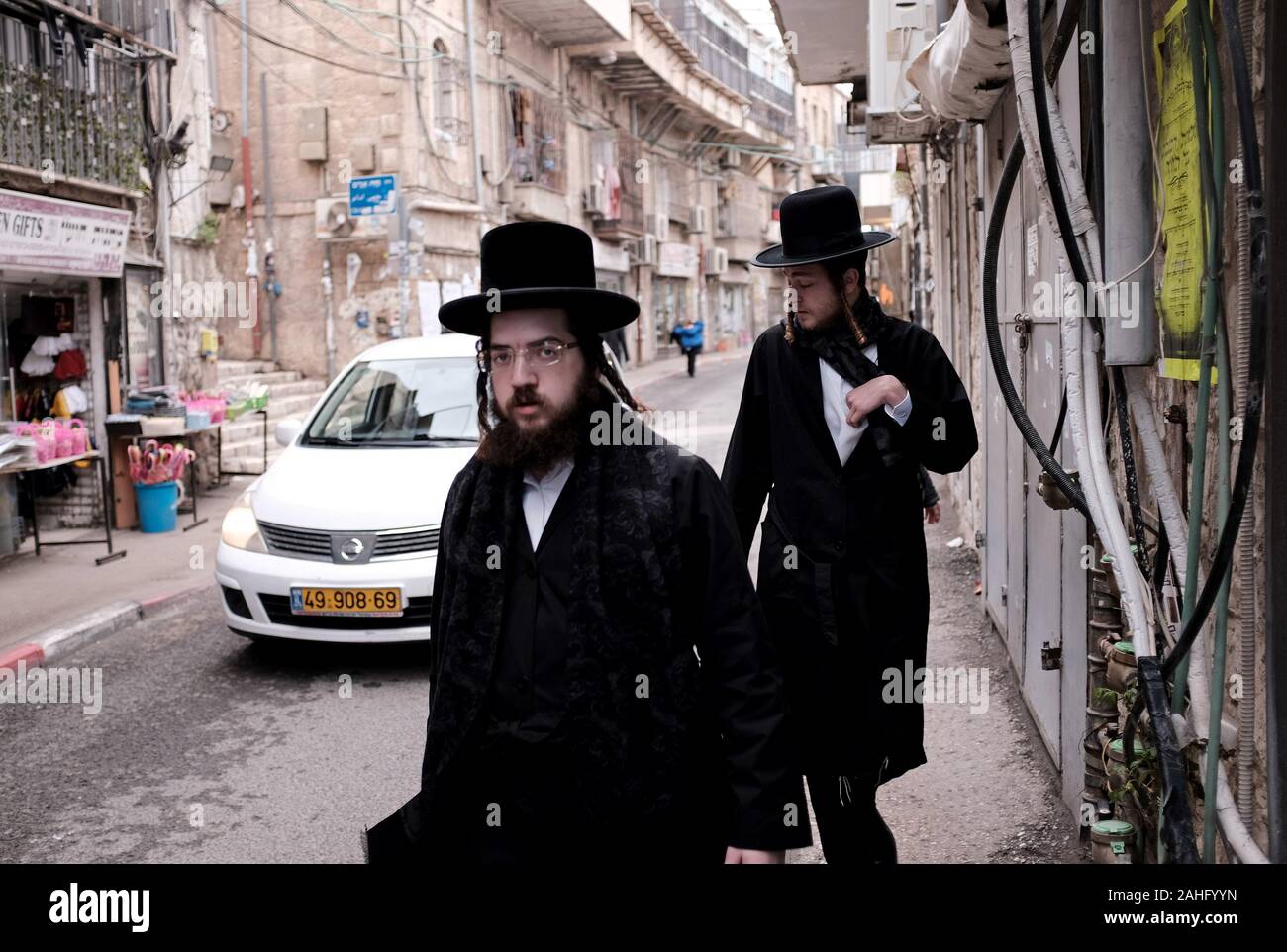 Jérusalem, Israël. Dec 29, 2019. Les juifs ultra-orthodoxes à pied dans le quartier de Mea Shearim à Jérusalem, dimanche, 29 décembre 2019. Les juifs de New York ont connu une hausse rapide des attaques antisémites en décembre, entraînant la peur au sein de la communauté juive. Photo par Debbie Hill/UPI UPI : Crédit/Alamy Live News Banque D'Images