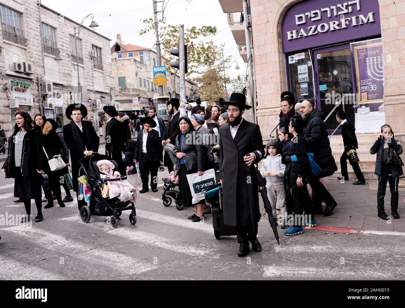 Jérusalem, Israël. Dec 29, 2019. Les juifs ultra-orthodoxes à pied dans le quartier de Mea Shearim à Jérusalem, dimanche, 29 décembre 2019. Les juifs de New York ont connu une hausse rapide des attaques antisémites en décembre, entraînant la peur au sein de la communauté juive. Photo par Debbie Hill/UPI UPI : Crédit/Alamy Live News Banque D'Images