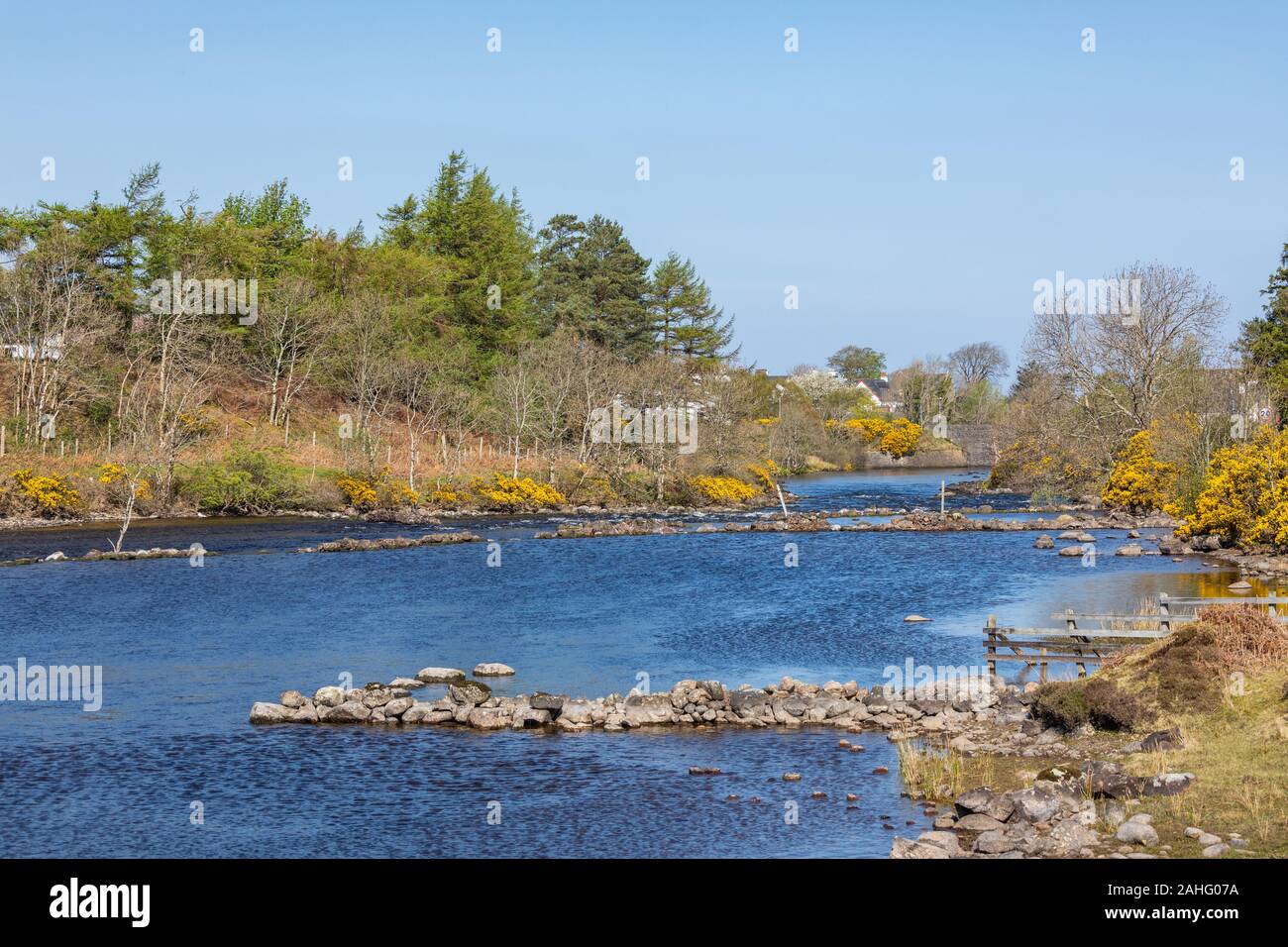 Le village de Poolewe, Wester Ross, avec la rivière Ewe qui traverse, sur les rives du Loch Ewe, dans les hautes terres du nord-ouest de l'Écosse Banque D'Images