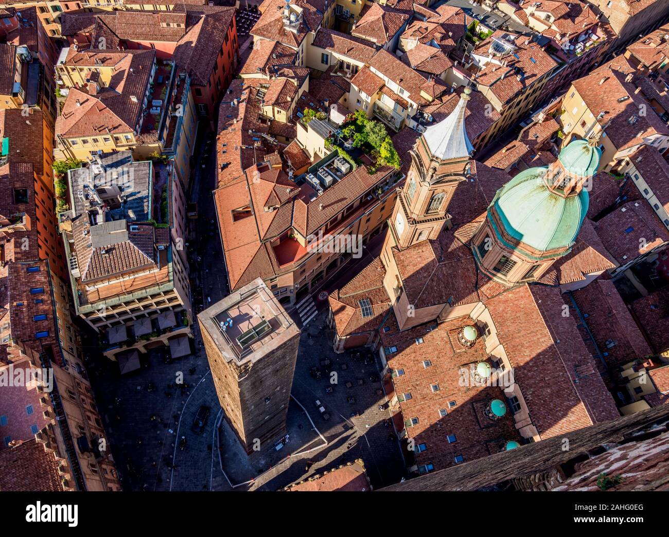 Santi Bartolomeo e Gaetano l'Église et la Tour Garisenda, elevated view, Bologne, Emilie-Romagne, Italie Banque D'Images