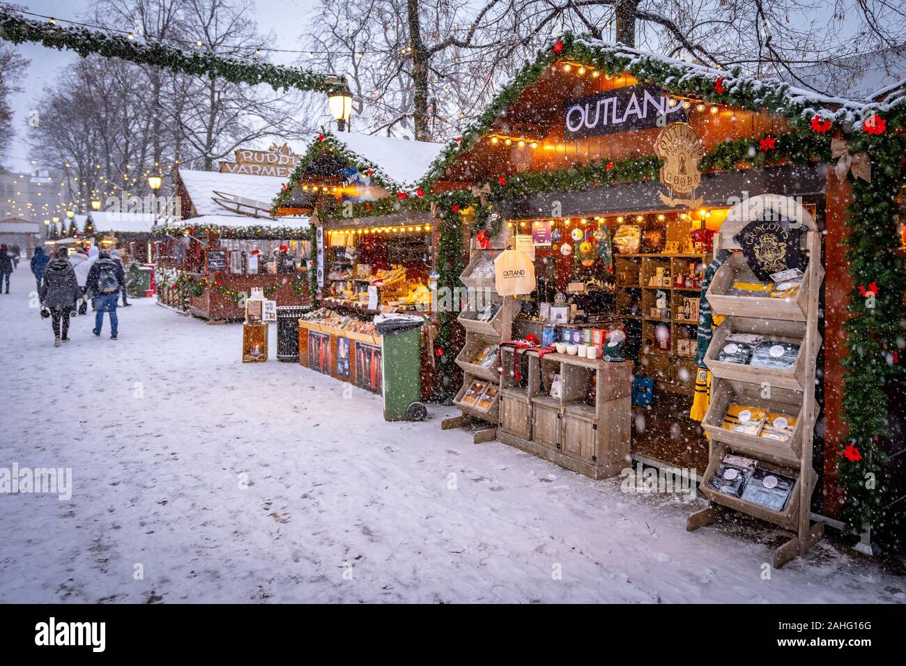 Oslo, Norvège - traditionnel marché de Noël avec la neige qui tombe Banque D'Images