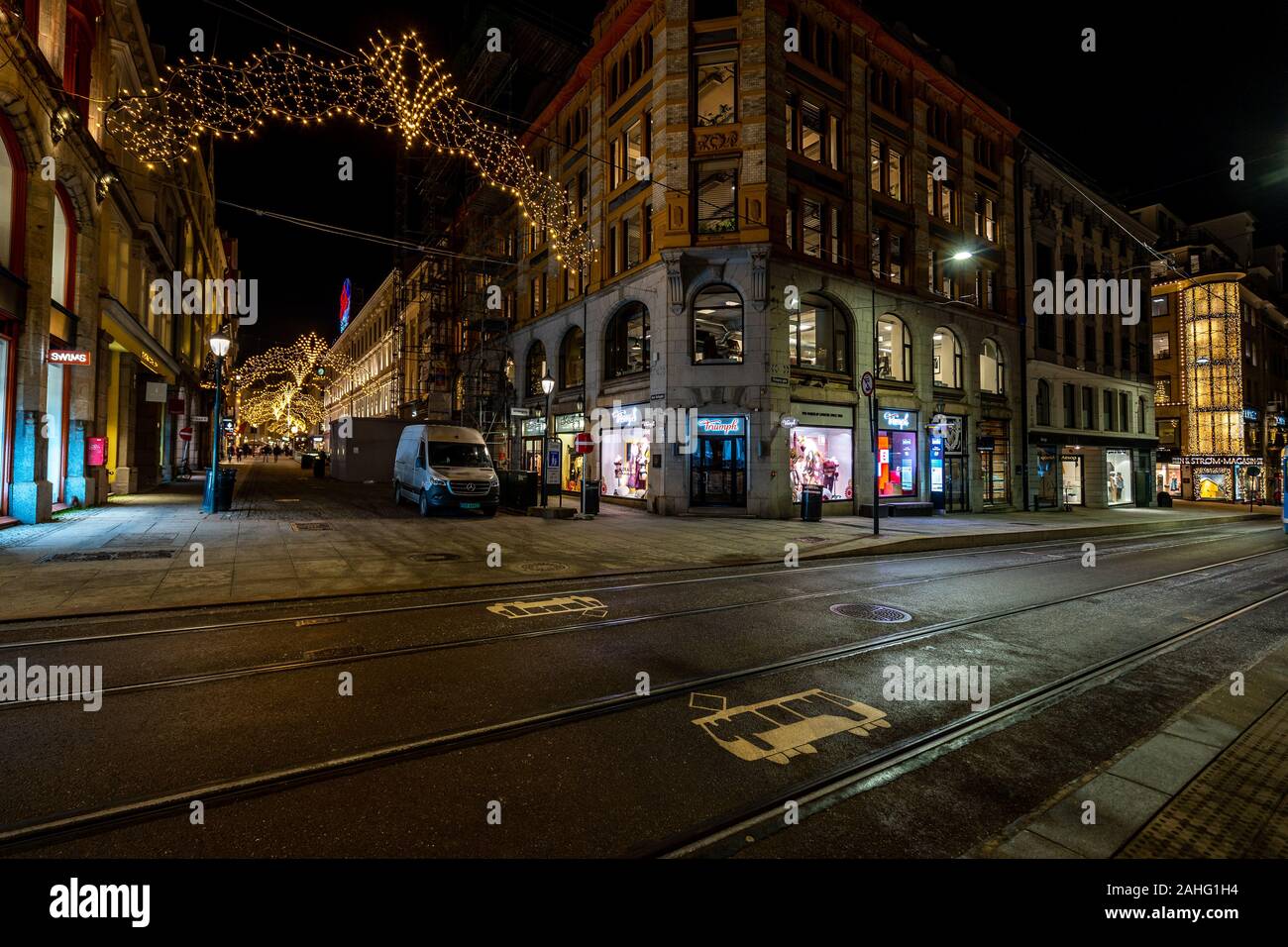 Oslo, Norvège - décorations de Noël dans la ville la nuit Banque D'Images