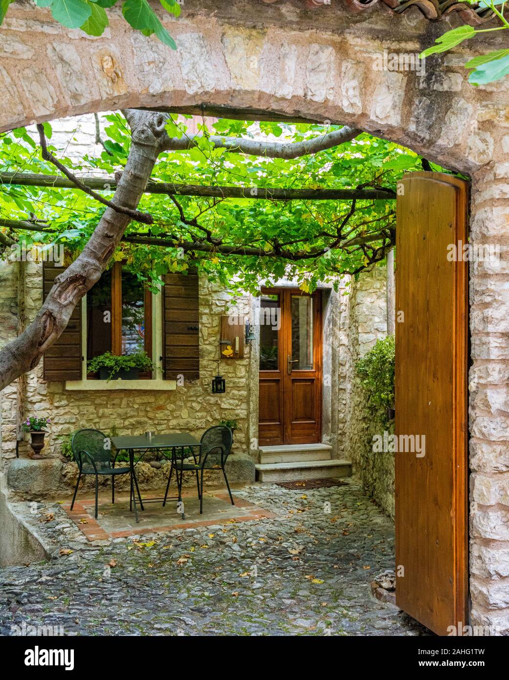 Vue panoramique dans le petit village de Piovere, sur le lac de Garde. Province de Brescia, Lombardie, Italie. Banque D'Images