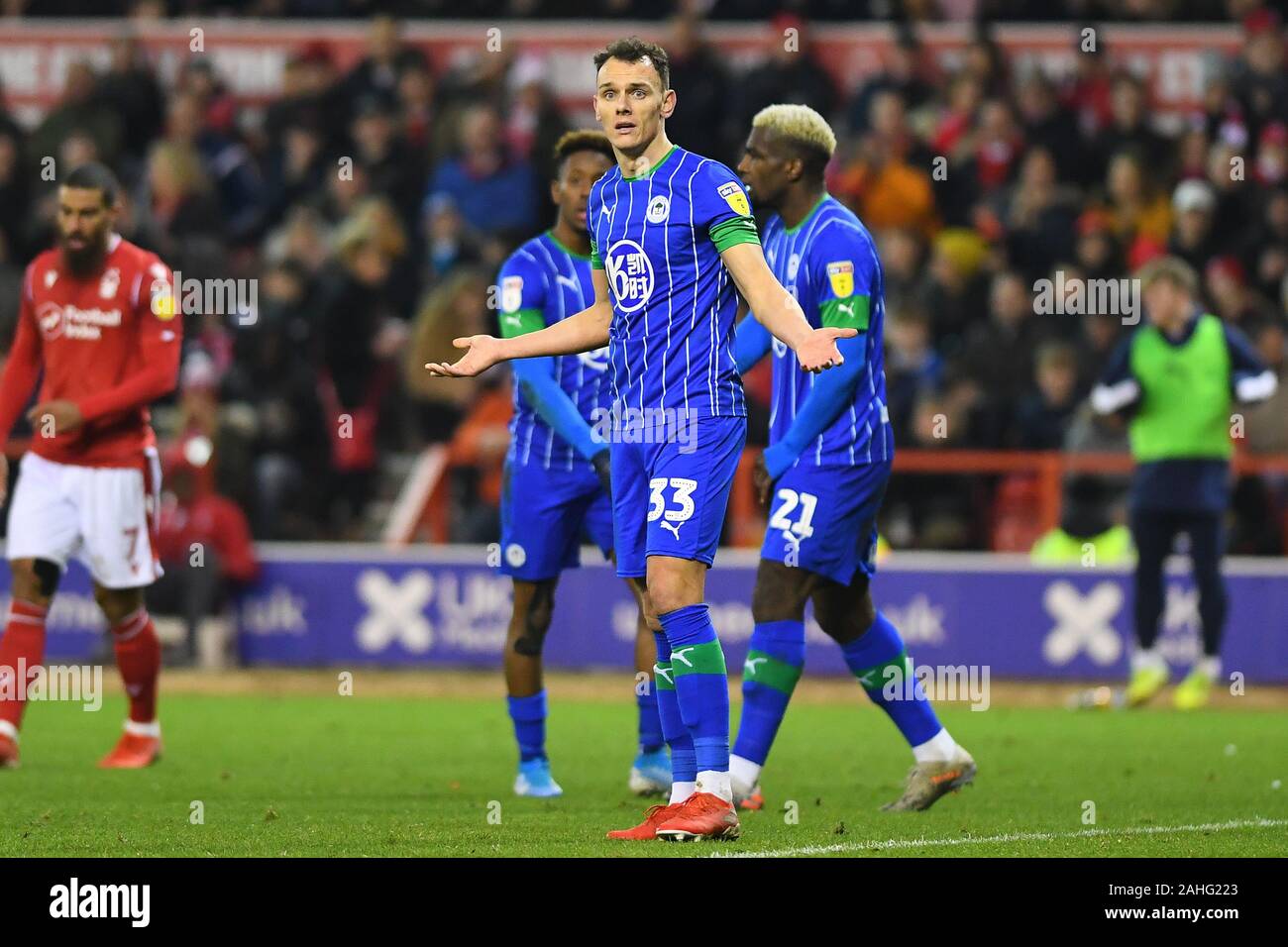 Nottingham, Royaume-Uni. Dec 29, 2019. Kal Naismith (33) de Wigan Athletic les gestes pour l'arbitre assistant lors de la Sky Bet Championship match entre Nottingham Forest et Wigan Athletic au City Ground de Nottingham, le dimanche 29 décembre 2019. (Crédit : Jon Hobley | MI News) photographie peut uniquement être utilisé pour les journaux et/ou magazines fins éditoriales, licence requise pour l'usage commercial Crédit : MI News & Sport /Alamy Live News Banque D'Images