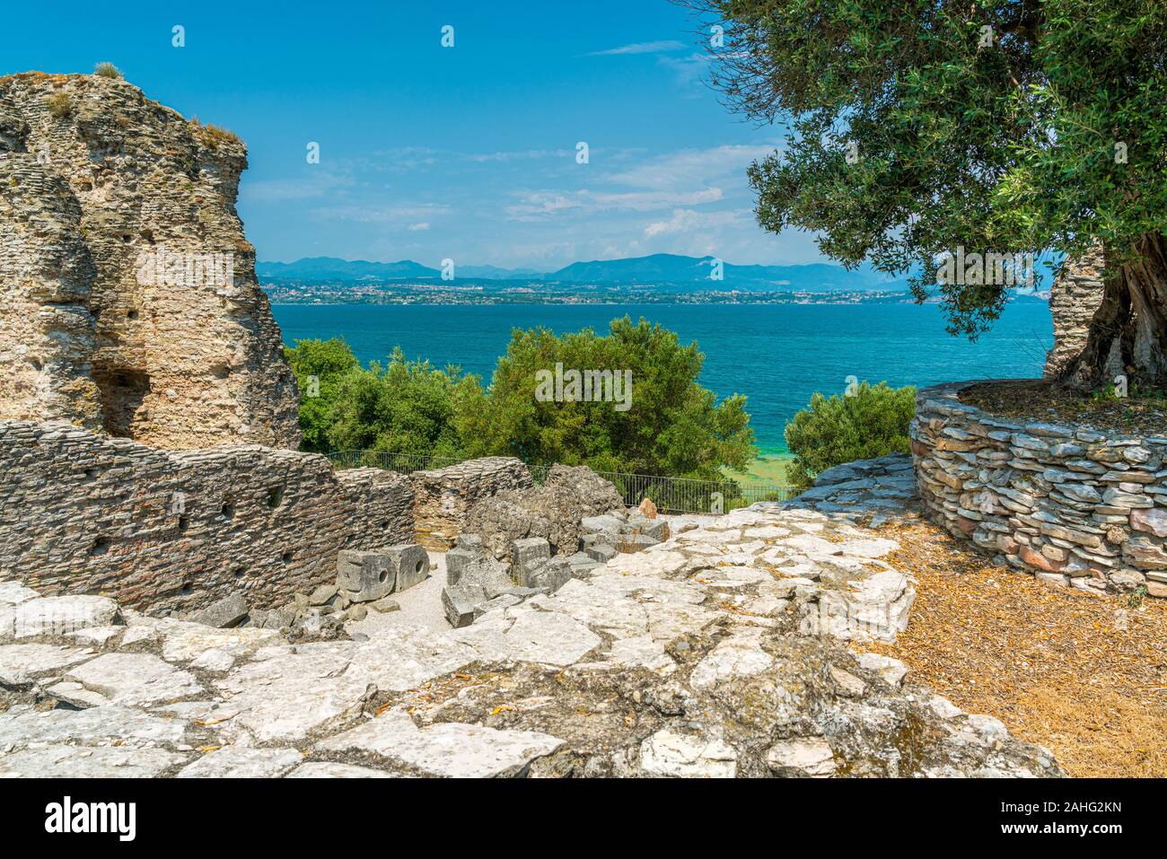 Ruines de la Villa de Catullo à Sirmione, sur le lac de Garde, Province de Brescia, Lombardie, Italie. Banque D'Images