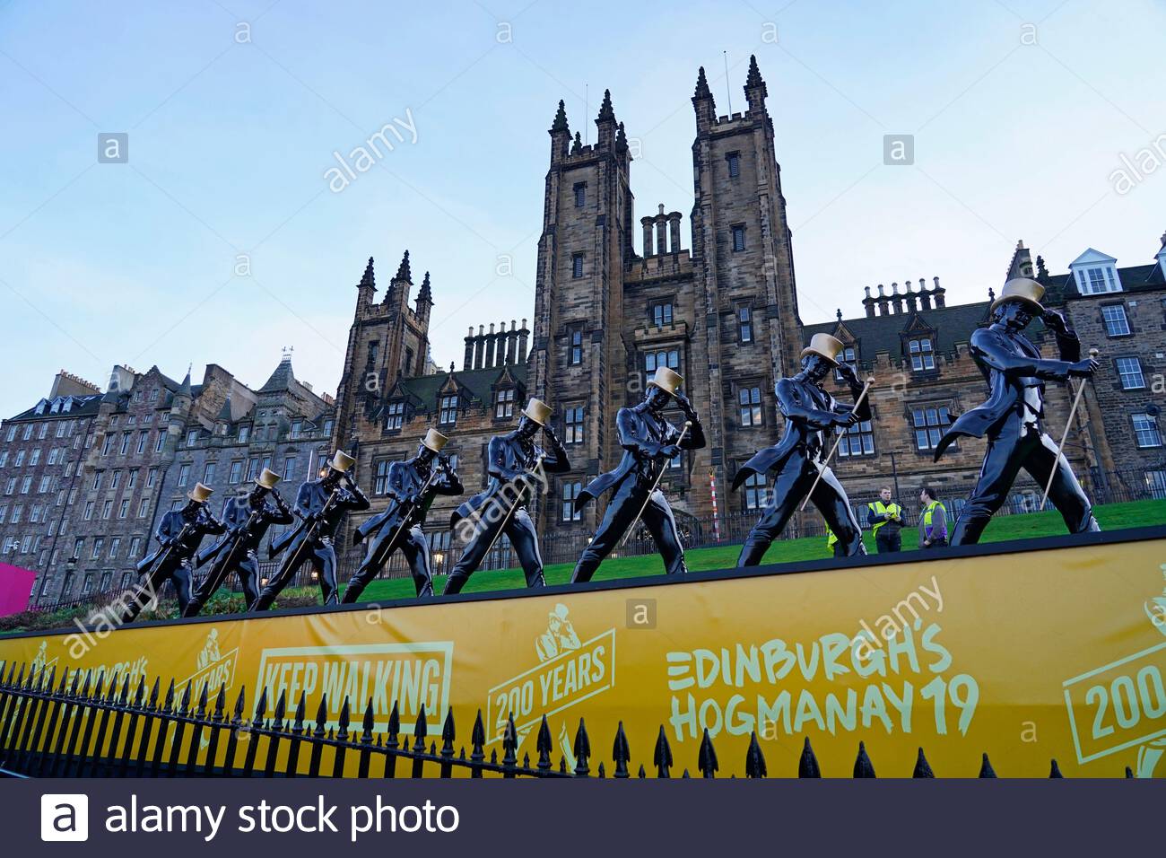 Edinburgh, Ecosse, Royaume-Uni. Dec 29, 2019. L'installation de Whisky Johnnie Walker homme marchant dans les tumulus, la promotion et le partenariat avec Noël situé et Hogmanay 19 célébrations. Hogmanay Street Party organisée par Johnnie Walker. Credit : Craig Brown/Alamy Live News Banque D'Images