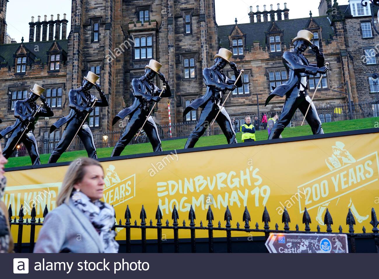 Edinburgh, Ecosse, Royaume-Uni. Dec 29, 2019. L'installation de Whisky Johnnie Walker homme marchant dans les tumulus, la promotion et le partenariat avec Noël situé et Hogmanay 19 célébrations. Hogmanay Street Party organisée par Johnnie Walker. Credit : Craig Brown/Alamy Live News Banque D'Images