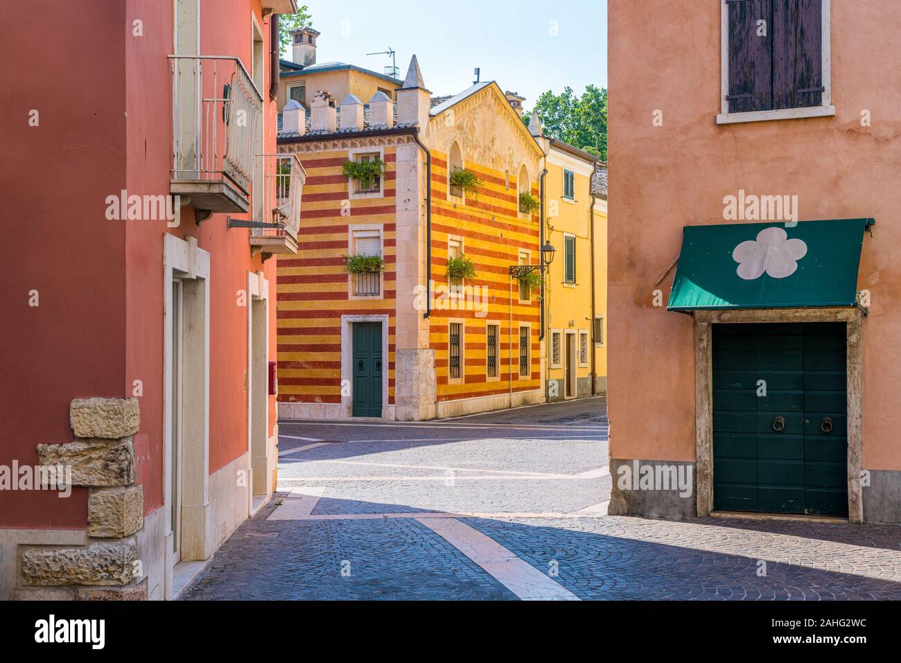 Le pictiresque ville de Bardolino, sur le lac de Garde. Province de Vérone, Vénétie, Italie. Banque D'Images