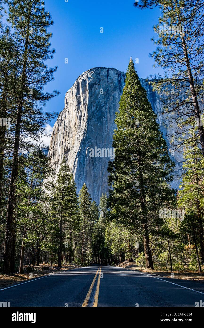 Image d'orientation verticale d'El Capitan dans le parc national de Yosemite, s'approchant de l'est sur une route de parc par une journée ensoleillée Banque D'Images
