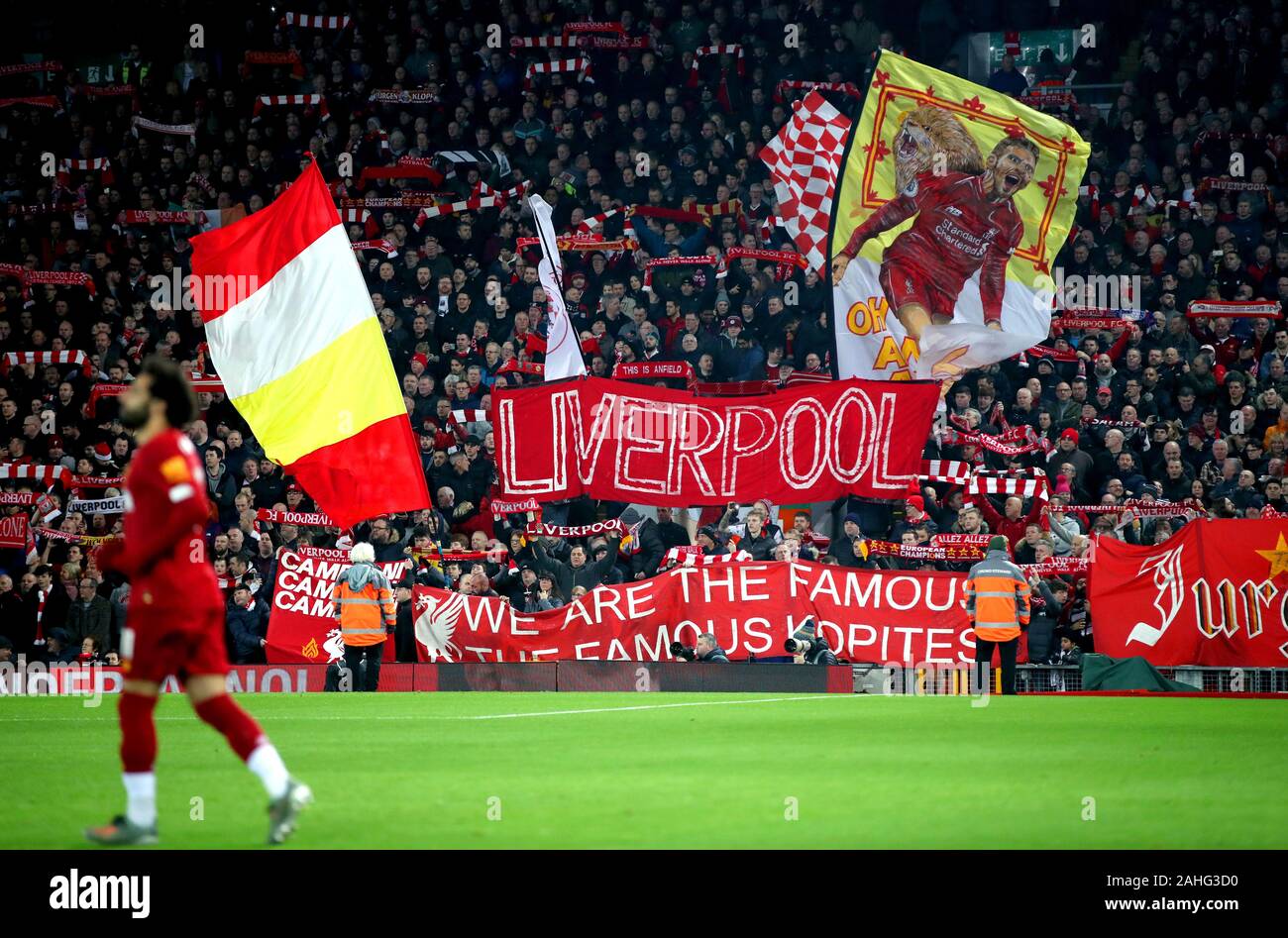 Des fans de Liverpool dans les tribunes hold up bannières et drapeaux