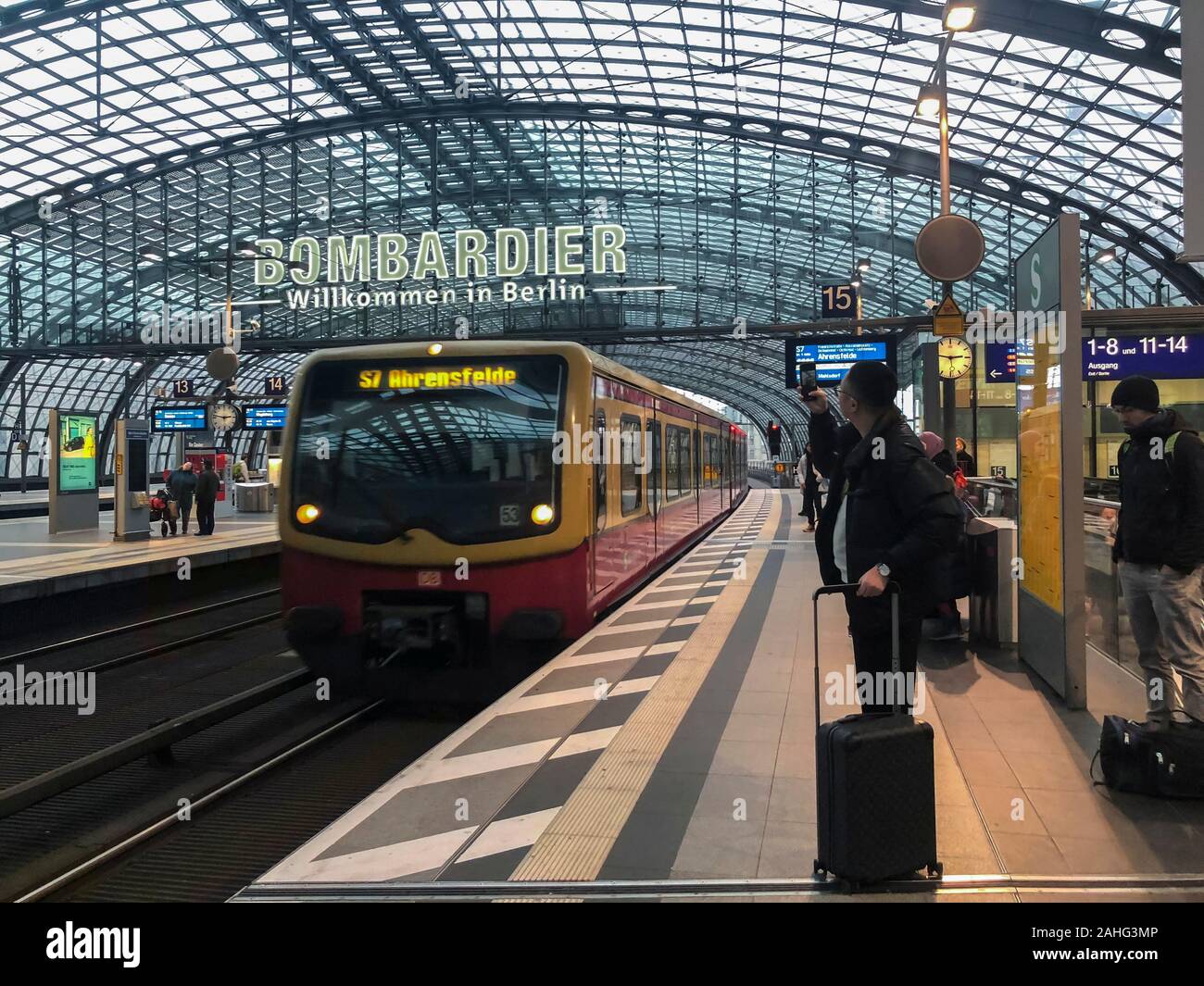 Berlin, Allemagne, touristes voyageant sur le métro transports en commun, gare centrale de Berlin, plate-forme, trains de trajet Banque D'Images