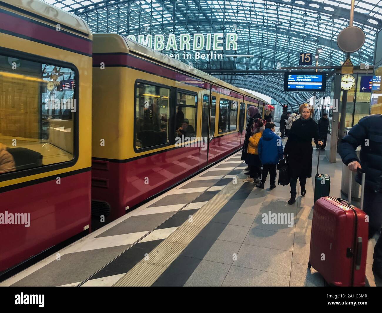 Berlin, Allemagne, touristes voyageant sur le métro Métro transport en commun, gare centrale de Berlin, plate-forme, intérieurs de métro, trains de trajet Banque D'Images