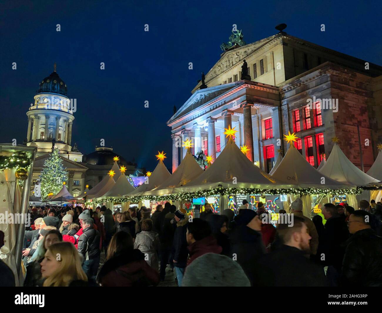 Berlin, Allemagne, foule de touristes visitant le marché de Noël, dans le centre-ville la nuit, Gendarmenmark, cathédrale allemande, hiver Banque D'Images