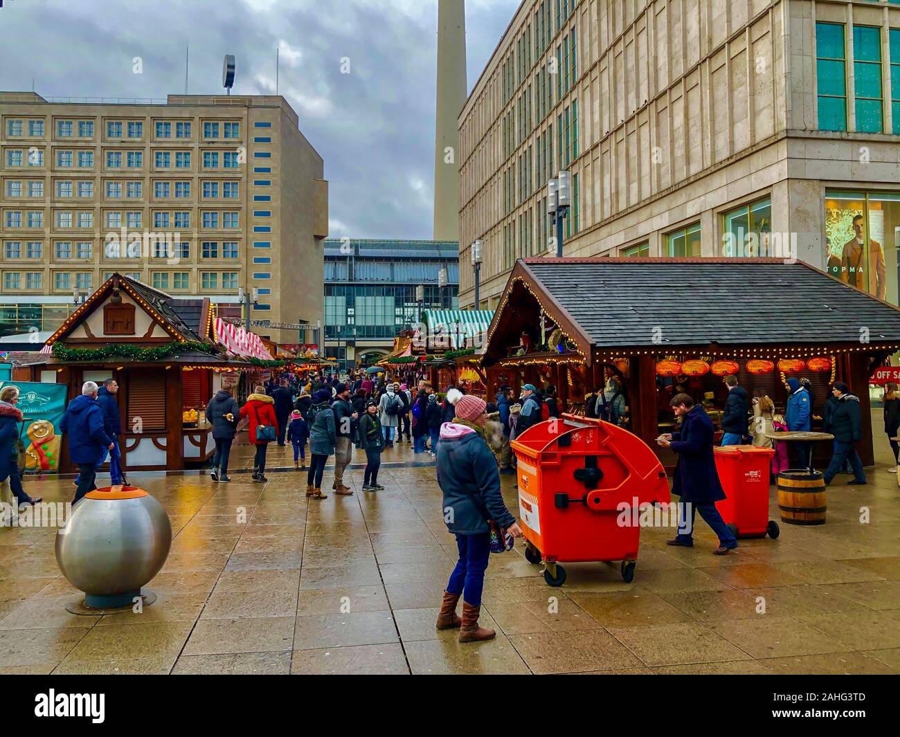 Berlin, Allemagne, foule, touristes visitant le marché de Noël, dans le centre ville, Alexanderplatz, Noël à Berlin Banque D'Images