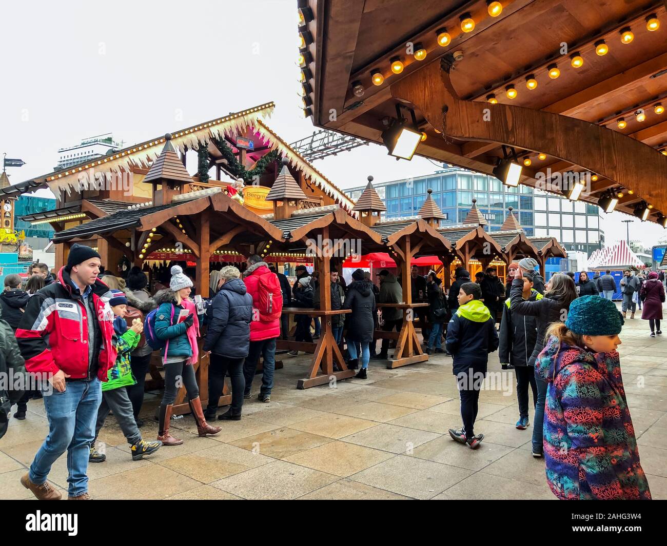 Berlin, Allemagne, grande foule, touristes visitant le marché de Noël, à l'extérieur dans le centre-ville, Alexanderplatz, Noël à Berlin Banque D'Images