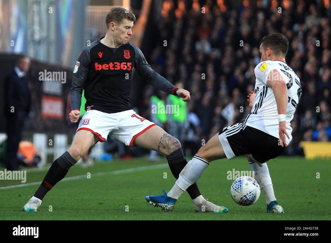 Londres, Royaume-Uni. Dec 29, 2019. James McLean de Stoke City (L) en action avec Joe Bryan de Fulham (R). Match de championnat Skybet EFL, Fulham v Stoke City à Craven Cottage, à Londres, le dimanche 29 décembre 2019. Cette image ne peut être utilisé qu'à des fins rédactionnelles. Usage éditorial uniquement, licence requise pour un usage commercial. Aucune utilisation de pari, de jeux ou d'un seul club/ligue/dvd publications. pic par Steffan Bowen/Andrew Orchard la photographie de sport/Alamy live news Crédit : Andrew Orchard la photographie de sport/Alamy Live News Banque D'Images