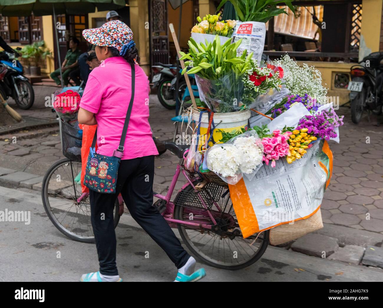 Femme fleur vietnamienne vendeur, vieux quartier de Hanoi, Vietnam Banque D'Images