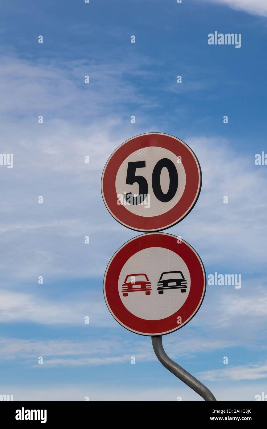panneau de signalisation 50 mph ou km/h, pas de panneau de dépassement Banque D'Images