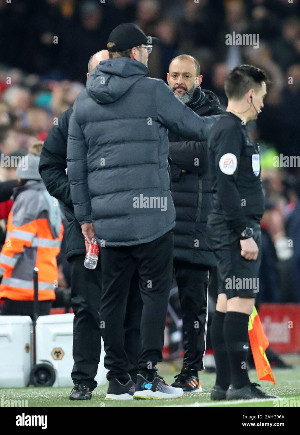 Anfield, Liverpool, Merseyside, Royaume-Uni. Dec 29, 2019. Premier League anglaise de football, Liverpool contre Wolverhampton Wanderers manager de Liverpool ; Jurgen Klopp parle avec Wolverhampton Wanderers manager Nuno Espirito Santo durant la longue revue VAR os Sadio Mane de Liverpool - l'objectif strictement usage éditorial uniquement. Pas d'utilisation non autorisée avec l'audio, vidéo, données, listes de luminaire, club ou la Ligue de logos ou services 'live'. En ligne De-match utilisation limitée à 120 images, aucune émulation. Aucune utilisation de pari, de jeux ou d'un club ou la ligue/player Crédit : publications Plus Sport Action/Alamy Live News Banque D'Images