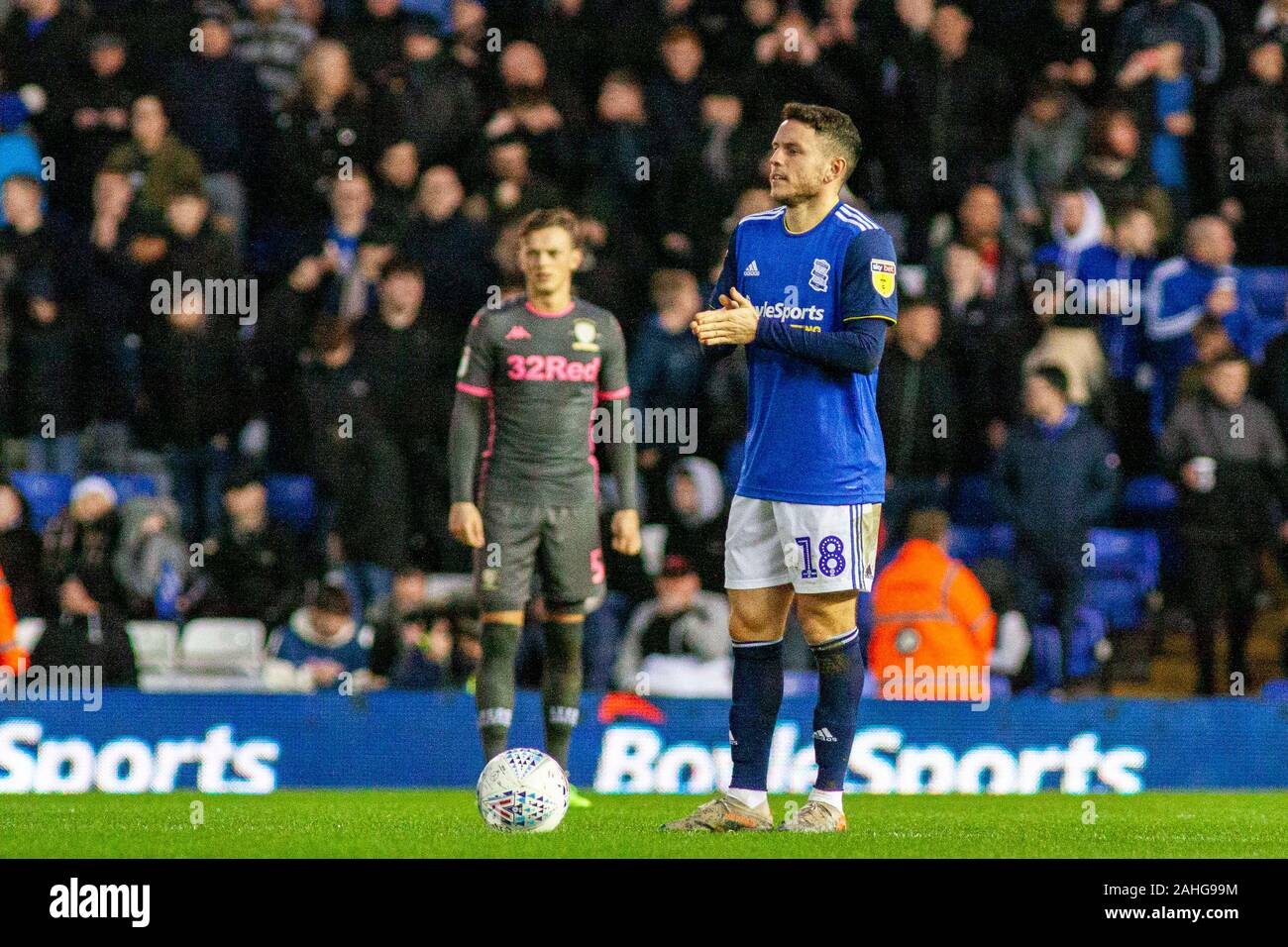 Birmingham, UK. Dec 29, 2019. Kerim Mrabti de Birmingham City se prépare à lancer la deuxième moitié. Match de championnat Skybet EFL, Birmingham City v Leeds United à St Andrews à Birmingham le dimanche 29 décembre 2019. Cette image ne peut être utilisé qu'à des fins rédactionnelles. Usage éditorial uniquement, licence requise pour un usage commercial. Aucune utilisation de pari, de jeux ou d'un seul club/ligue/dvd publications. pic de Lewis Mitchell//Andrew Orchard la photographie de sport/Alamy live news Crédit : Andrew Orchard la photographie de sport/Alamy Live News Banque D'Images