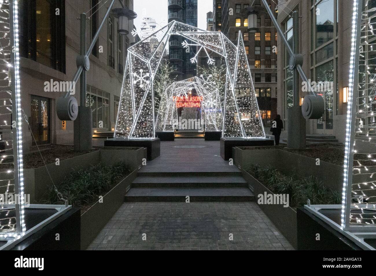 Le Four Seasons hôtel du centre-ville décore pour la saison des vacances, New York City, USA Banque D'Images