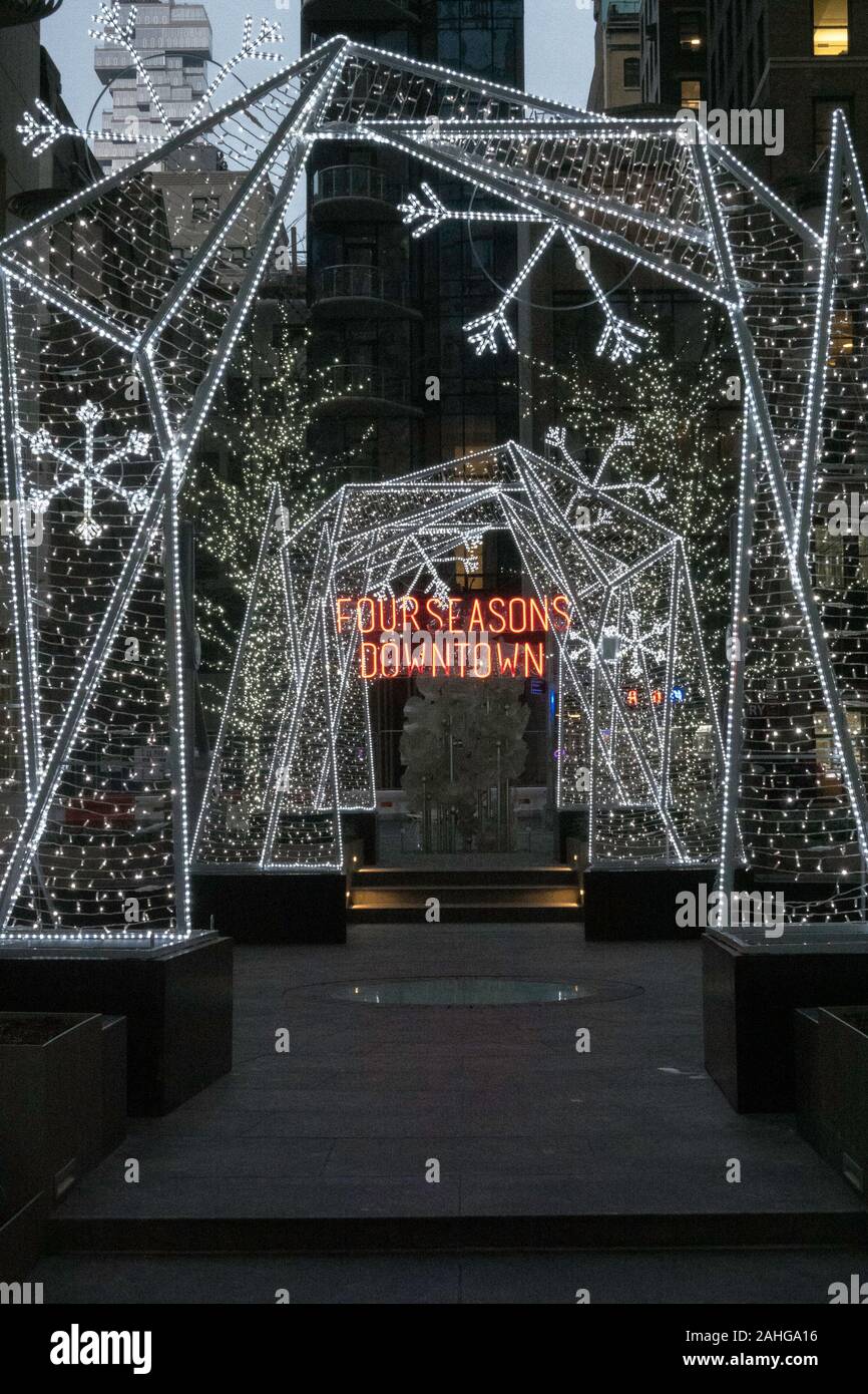 Le Four Seasons hôtel du centre-ville décore pour la saison des vacances, New York City, USA Banque D'Images