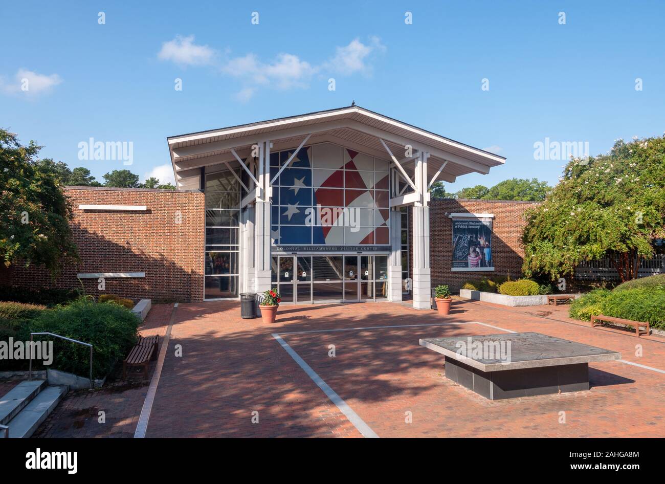 Williamsburg, VA - 3 septembre 2019 : entrée de la moderne du centre des visiteurs à Colonial Williamsburg Banque D'Images