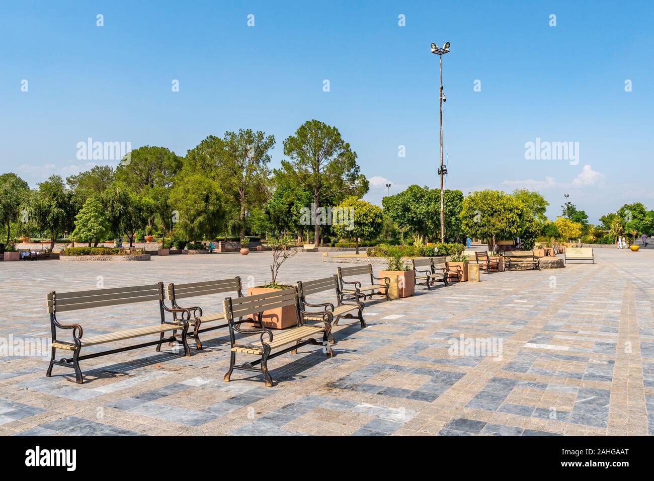 Islamabad, vue sur le lac pittoresque parc vue à couper le souffle de bancs assis sur un ciel bleu ensoleillé Jour Banque D'Images