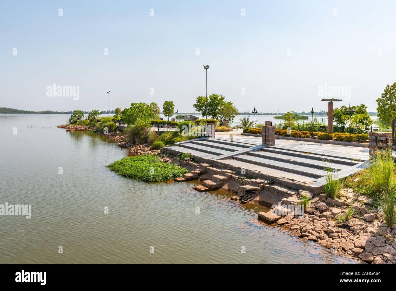 Islamabad, vue sur le lac pittoresque parc vue à couper le souffle de la rive sur un ciel bleu ensoleillé Jour Banque D'Images