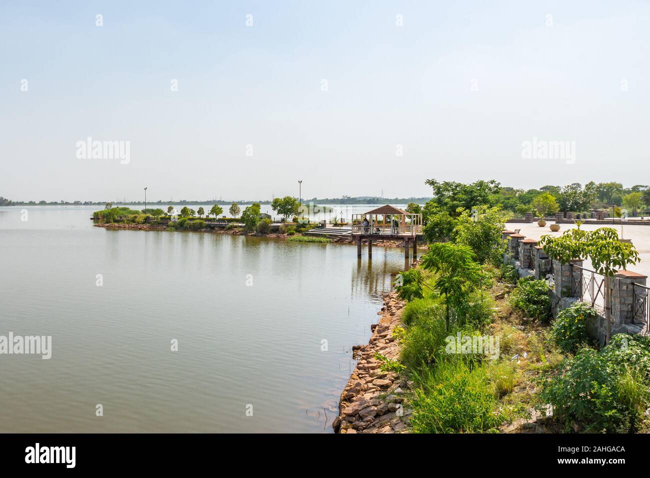 Islamabad, vue sur le lac pittoresque parc vue à couper le souffle du pavillon sur un ciel bleu ensoleillé Jour Banque D'Images