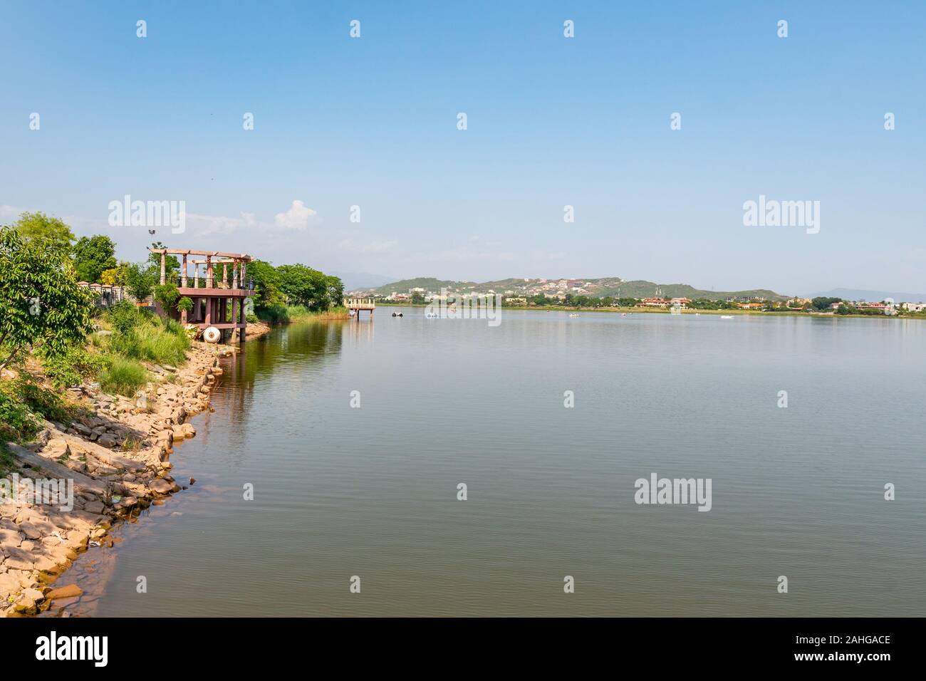 Islamabad, vue sur le lac pittoresque parc vue à couper le souffle de la rive sur un ciel bleu ensoleillé Jour Banque D'Images