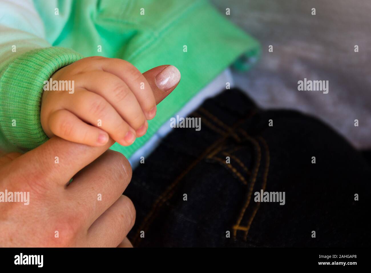 Baby hand holding mother's finger avec ongles vernis. Les relations délicates de la famille. L'amour, l'affection, la confiance, l'Union européenne, le concept de soins Banque D'Images