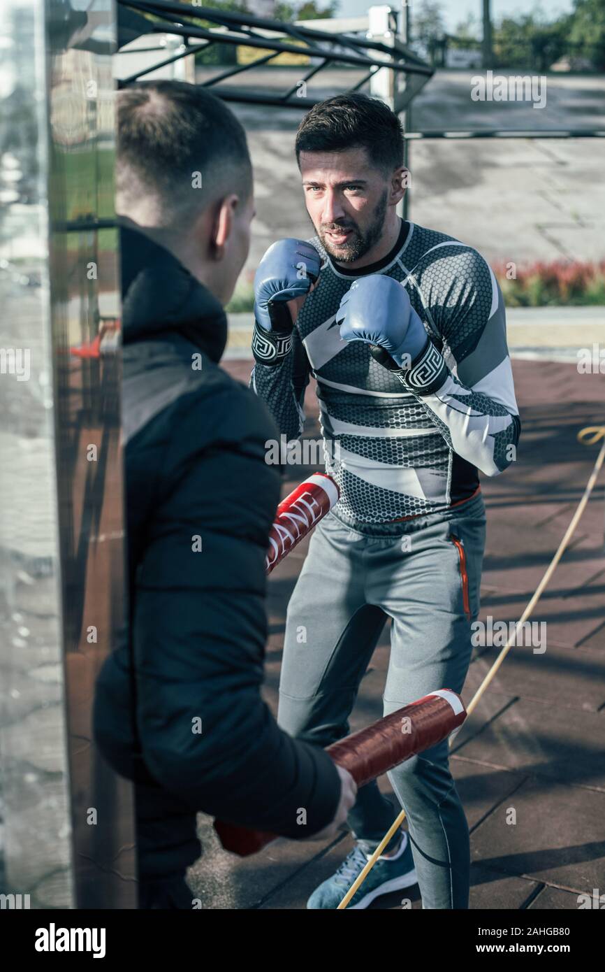 Formation professionnel en son poing et à l'aide de bâtons de boxe Banque D'Images