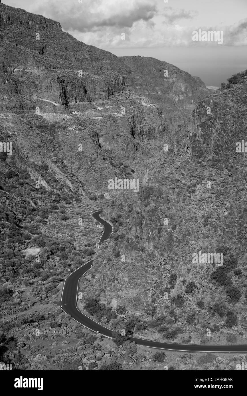 À vide, sur fond de vallée dans Guadayeque canyon, Gran Canaria. Paysage noir et blanc de paysage désertique en île des Canaries. Destination de voyage Banque D'Images