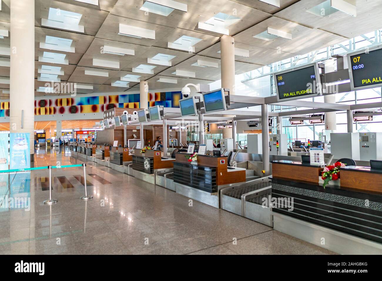 L'Aéroport International d'Islamabad vue à couper le souffle pittoresque de départs nationaux comptoirs d Banque D'Images