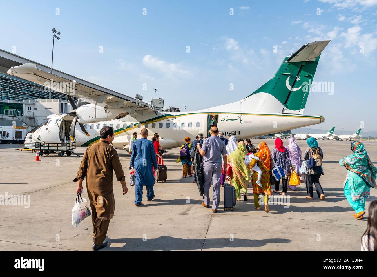 À l'aéroport d'Islamabad passagers sont en attente pour l'embarquement à l'extérieur de la Pakistan International Airlines Avion à Gilgit Banque D'Images