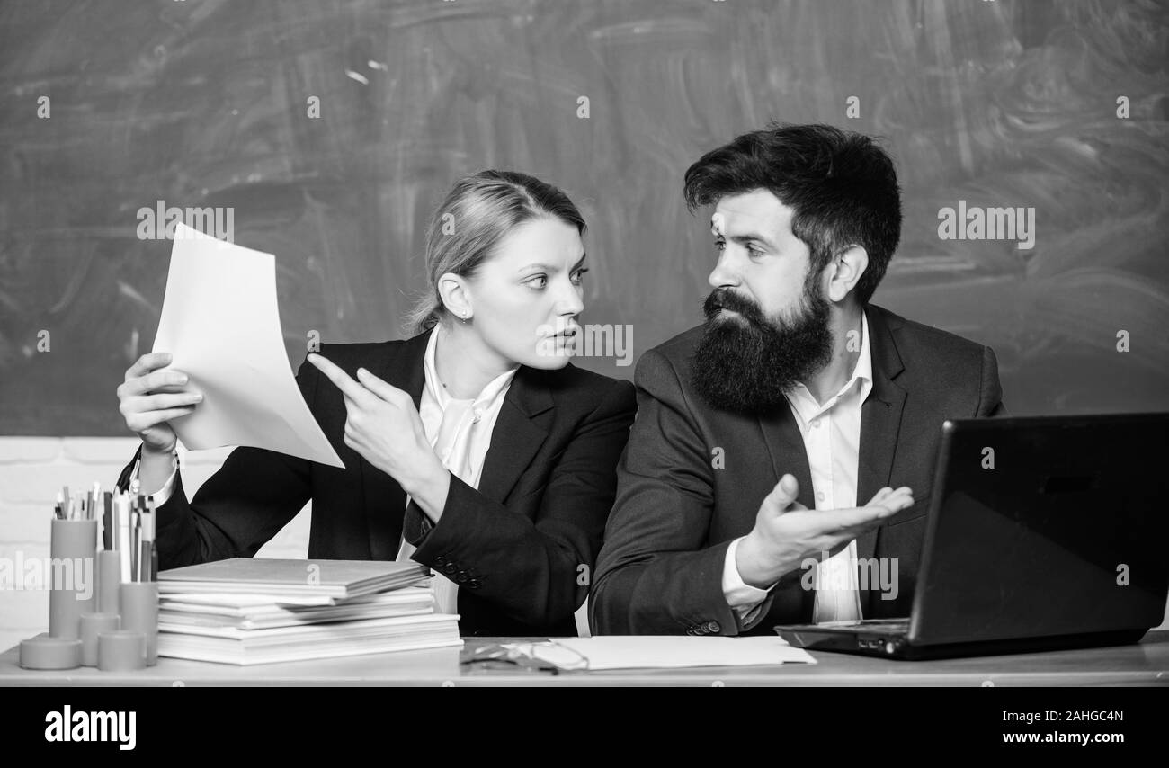 Pour préparer vos cours. Professeur et surveillant à l'école de travail de classe. Éducateur de l'école avec ordinateur portable et principal avec les documents officiels. L'éducation scolaire. Prendre en compte les normes d'éducation. Banque D'Images