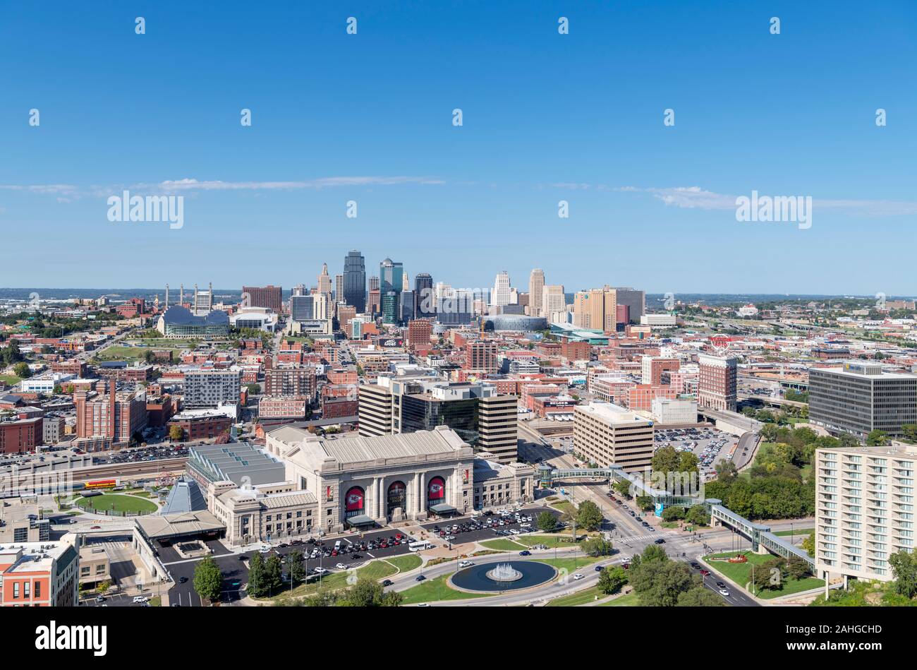 Kansas City skyline. Vue aérienne du centre-ville de la National Monument commémoratif de la Première Guerre mondiale, Kansas City, Missouri, États-Unis. La gare Union est au premier plan. Banque D'Images