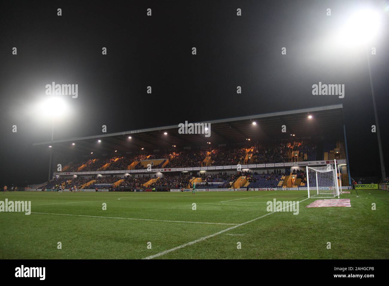 Mansfield, Nottinghamshire, Angleterre. 26 Décembre, 2019. Une vue à l'intérieur de l'appel d'un stade (Domaine Mill), accueil à Mansfield Town FC, sous les projecteurs. Domaine Moulin est le plus ancien stade de football professionnel dans le monde. Banque D'Images