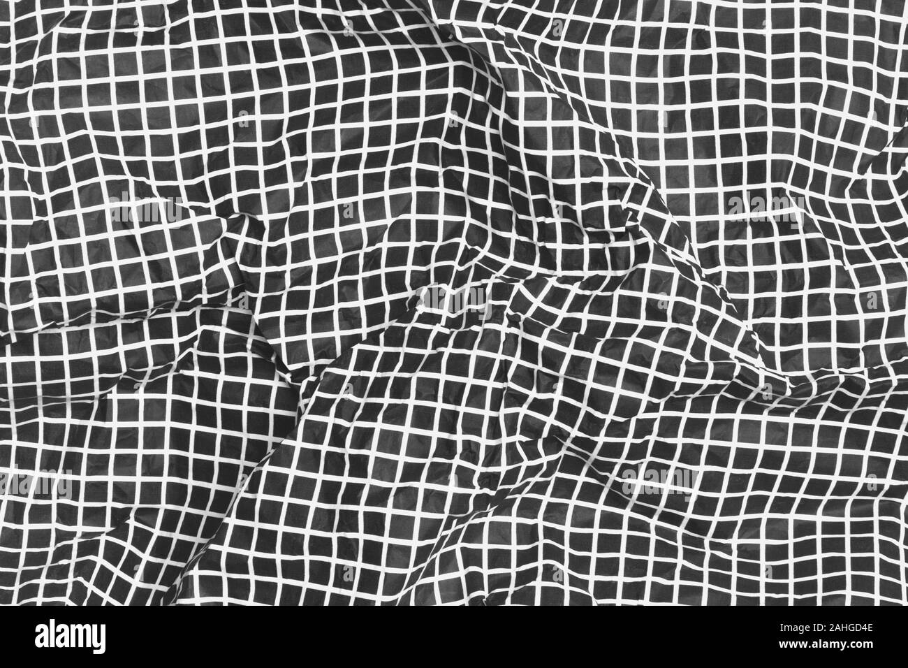 Papier avec des carrés noirs sur fond blanc plissé. Mode textile, froissé, texture swatch modèle homogène concepts Banque D'Images